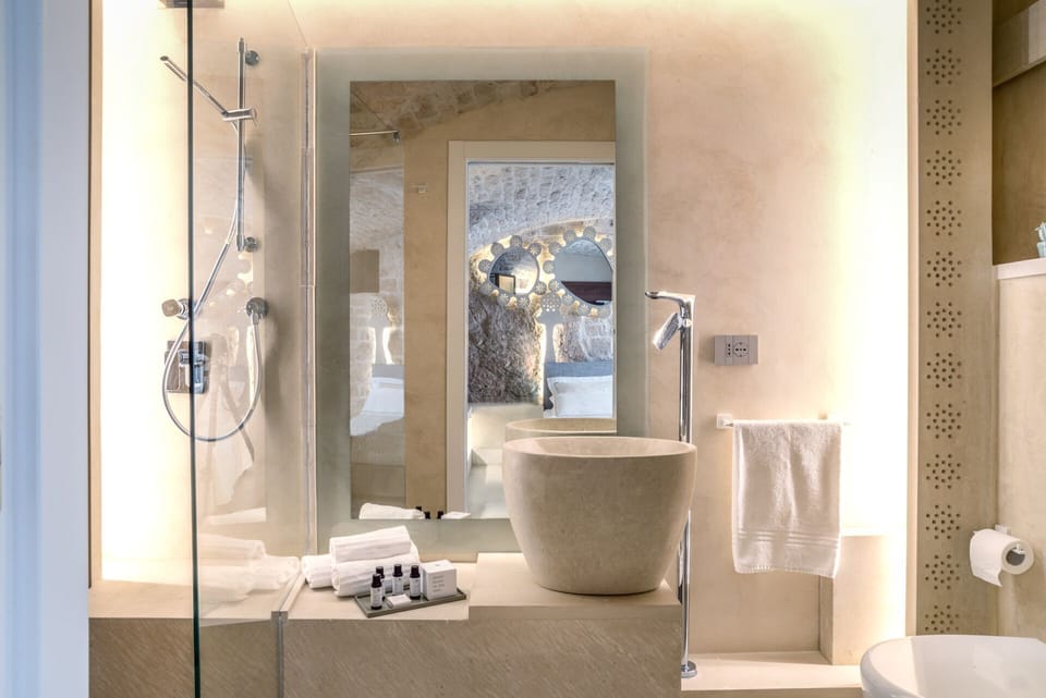 Standard Room, 1 Bedroom | Bathroom | Shower, hair dryer, bathrobes, slippers
