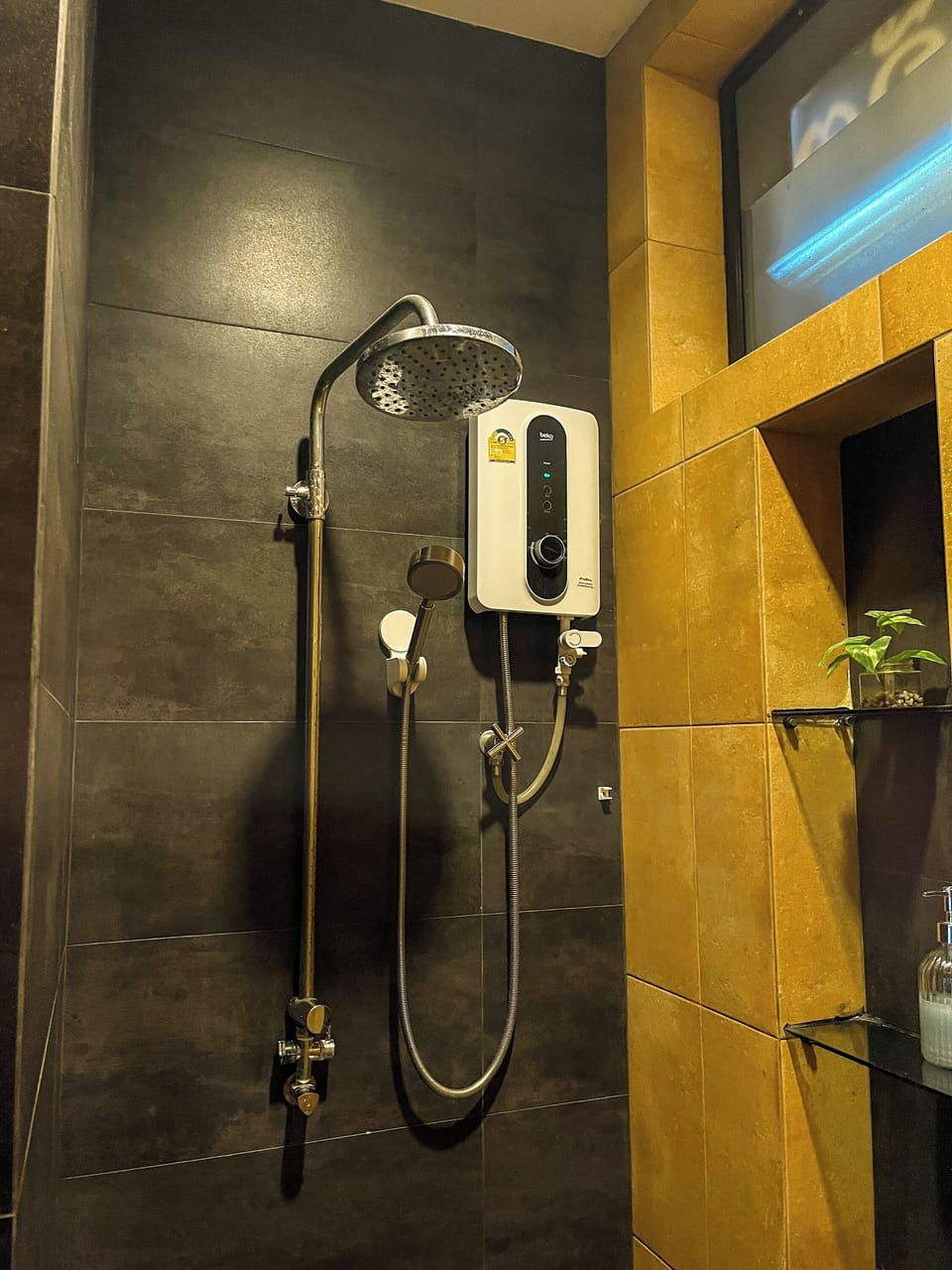 Double Room | Bathroom | Shower, free toiletries, hair dryer, towels