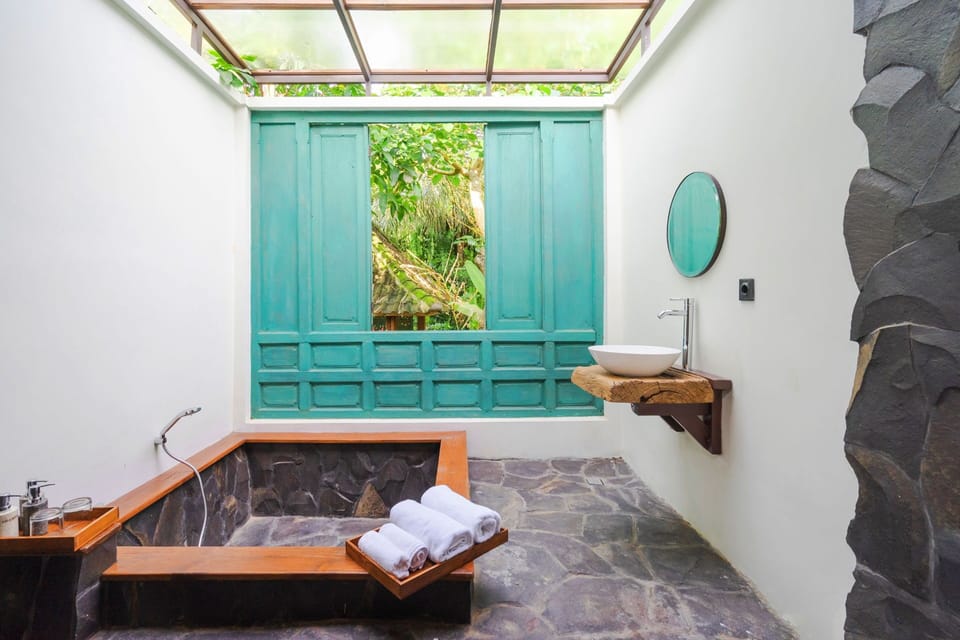 One-Bedroom Villa | Bathroom | Free toiletries, bidet, towels, toilet paper