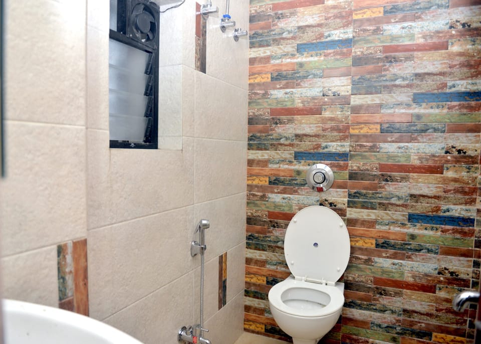 Deluxe Room | Bathroom | Shower, free toiletries, slippers, towels