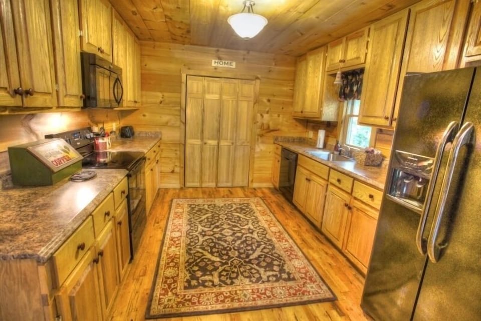 Large open kitchen with lots of counter space