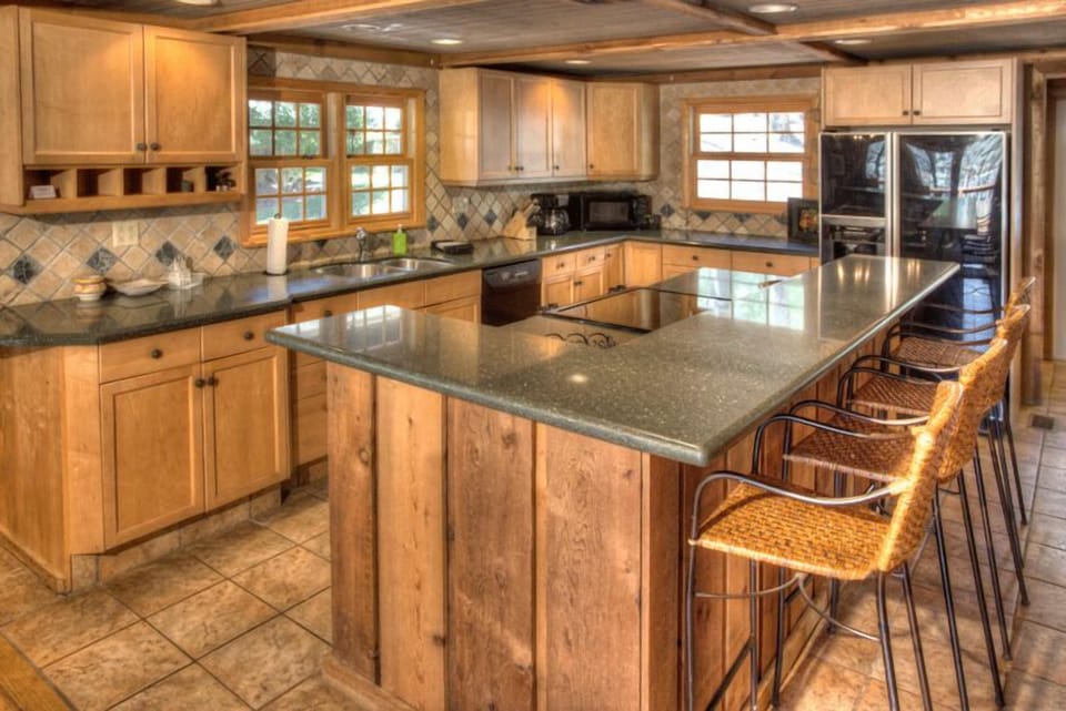 Fully Equipped Kitchen with bar seating for 4