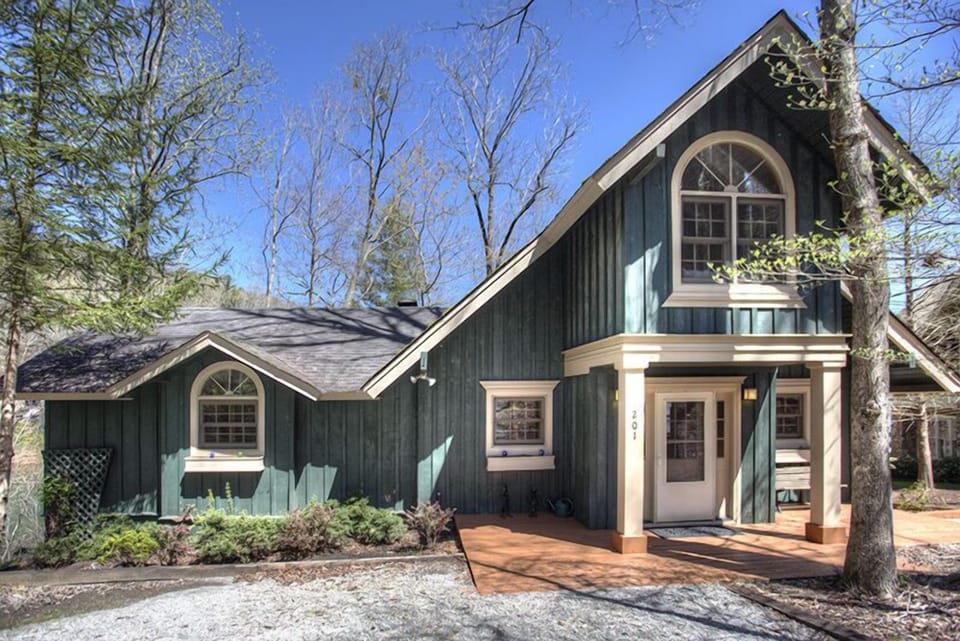 Front exterior of The Cove at Lake Burton