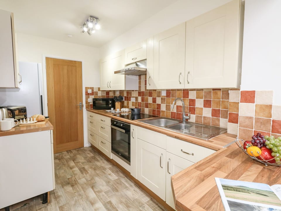 Cottage | Private kitchen | Fridge, dishwasher, electric kettle, toaster
