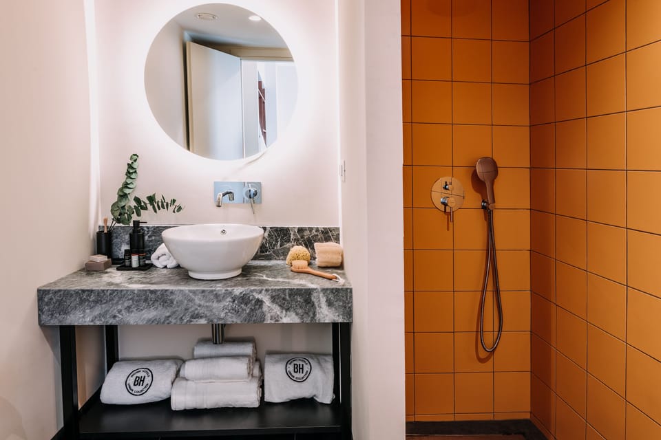 Urban Room | Desk, free WiFi, bed sheets