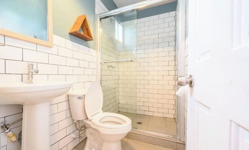 Deluxe Room, 1 King Bed | WiFi (free), bed sheets