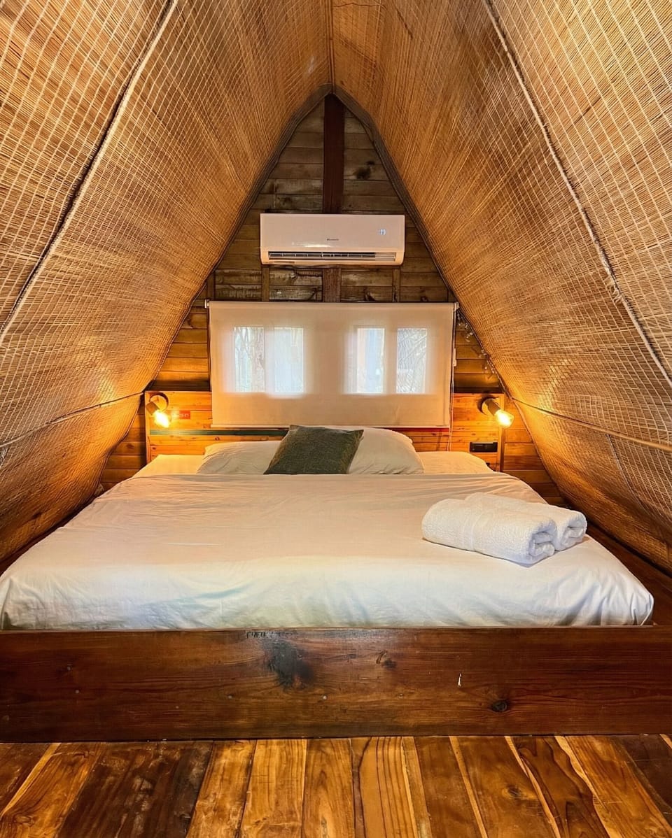 Tent | WiFi (free), bed sheets