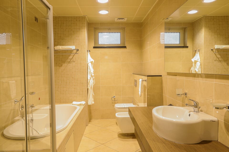 Presidential Suite | Bathroom | Free toiletries, hair dryer, bidet, towels