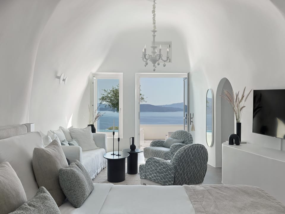 Executive Pool Suite | Premium bedding, minibar, in-room safe, blackout drapes