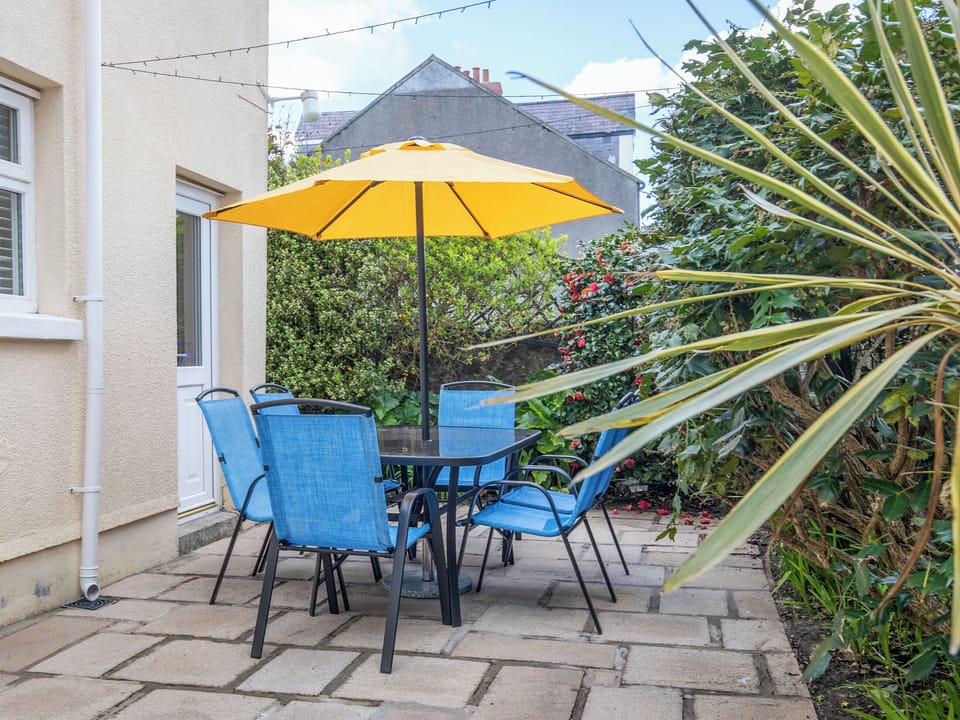 Outdoor area | Seaways, Tenby