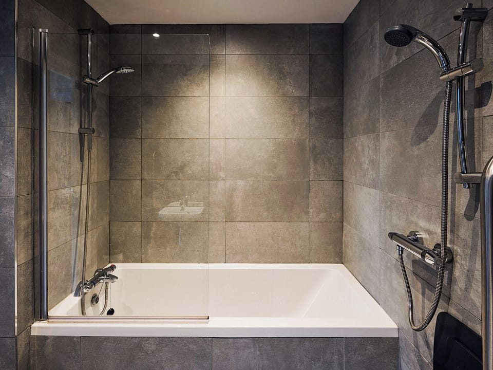 Bathroom | Beuno - Bach Wen Cottages, Clynnog Fawr