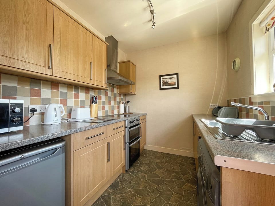 Kitchen | Pine Cottage - Easter Dalziel Farm Cottages, Dalcross