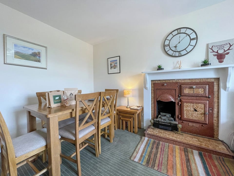 Setting | Pine Cottage - Easter Dalziel Farm Cottages, Dalcross, near Inverness