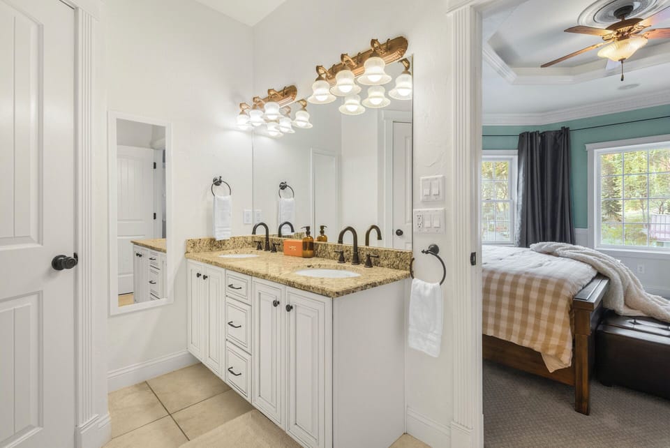 Primary En Suite Bathroom with Double Sinks