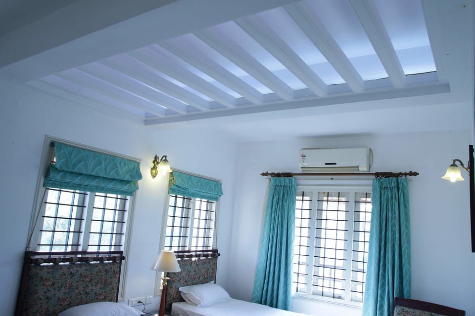 Crystal Room | Laptop workspace, free WiFi, bed sheets