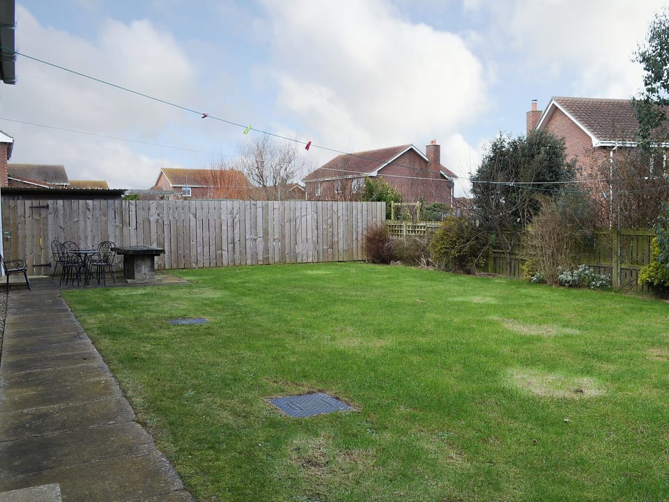 Large mainly lawned garden | Sand Castles, Seahouses