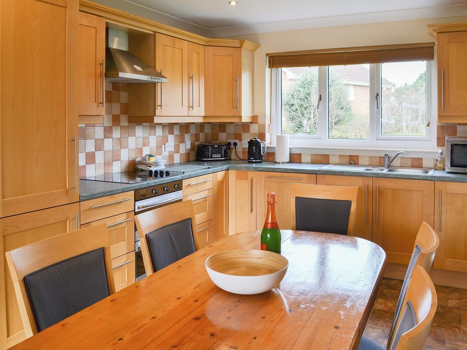 Lovely fitted kitchen with large dining table | Sand Castles, Seahouses
