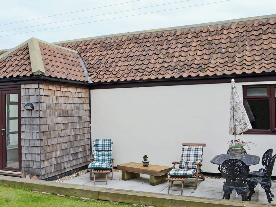 Sitting-out-area with furniture | Crab Cottage, Danes Dyke near Flamborough