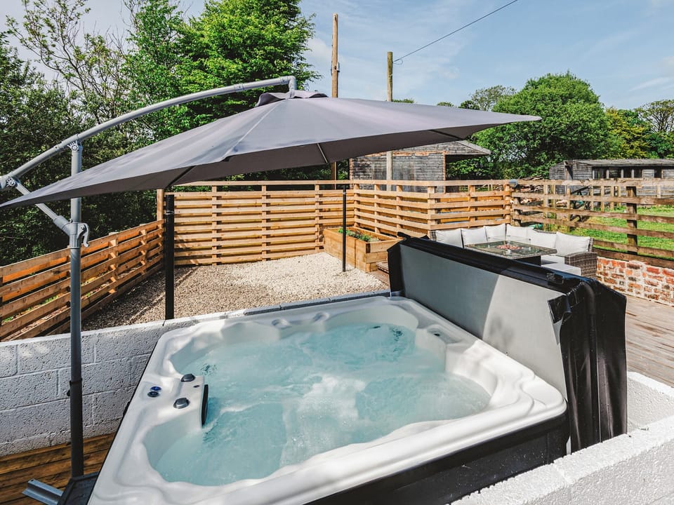 Hot tub | Holmbyre Smithy, Dalry, near Skelmorlie