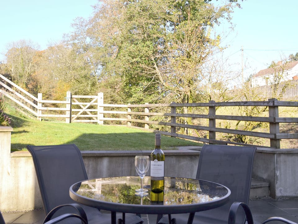 Sitting-out-area | Ty Bach, Felingwm Uchaf near Carmarthen