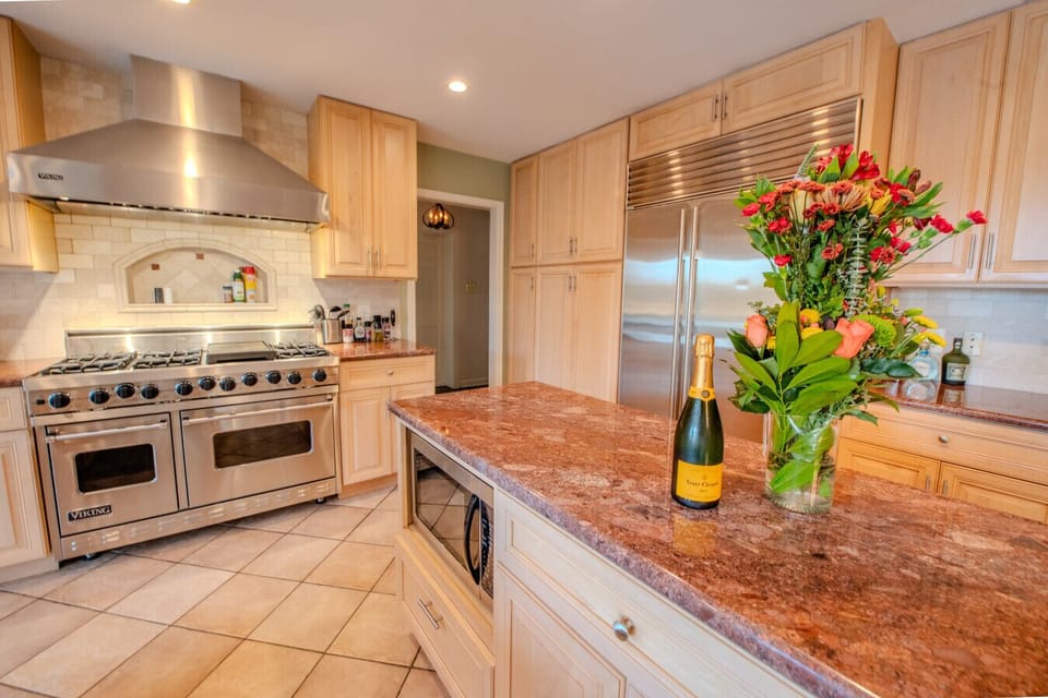 Kitchen with Viking range!