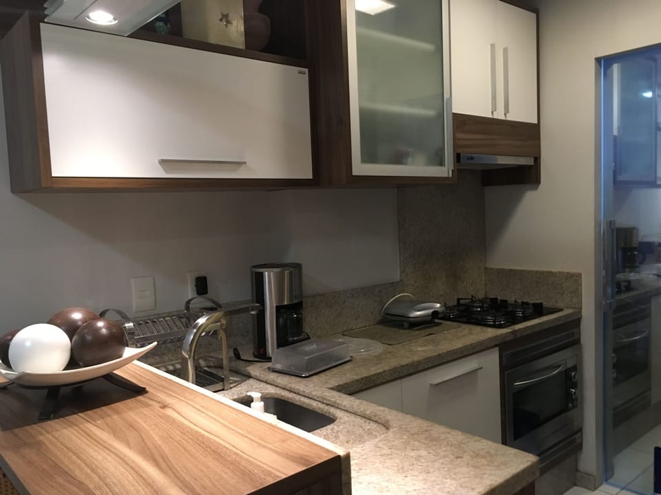 Full-size fridge, microwave, oven, stovetop
