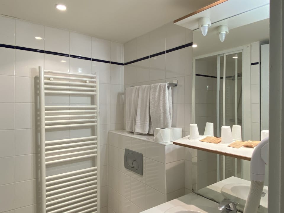 Chambre Quadruple Duplex | Bathroom | Hair dryer, towels, soap, shampoo