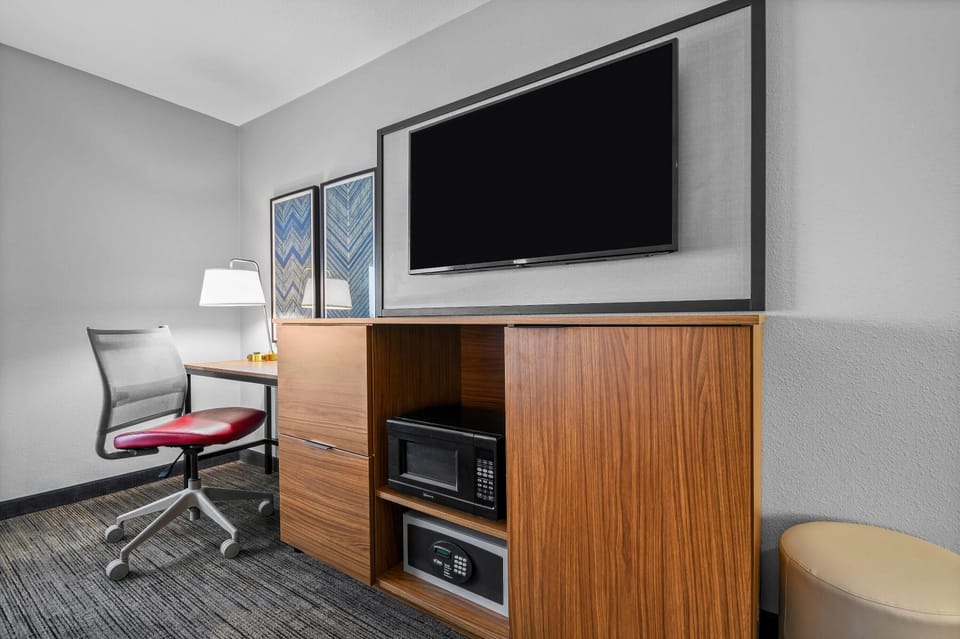Room, 1 King Bed, Non Smoking | Pillowtop beds, desk, laptop workspace, blackout drapes