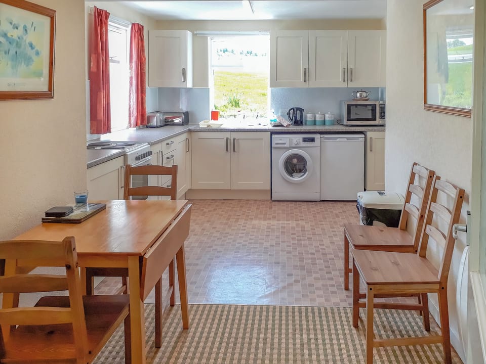 Kitchen/diner | Ivy Cottage, Banff