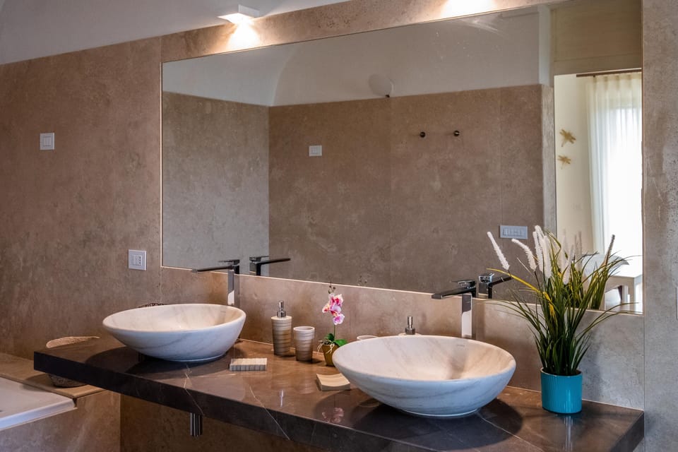 Deluxe Room | Bathroom | Hair dryer, bidet, towels