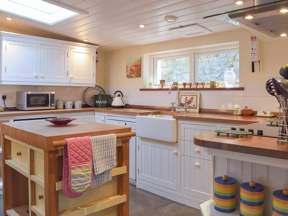 Kitchen/diner | Old Dinas Arms, Lower Town, Fishguard