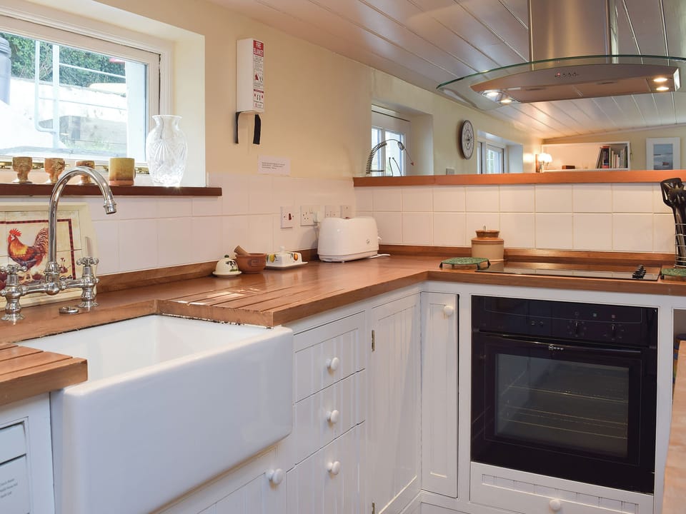 Kitchen/diner | Old Dinas Arms, Lower Town, Fishguard