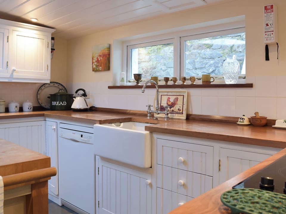 Kitchen/diner | Old Dinas Arms, Lower Town, Fishguard