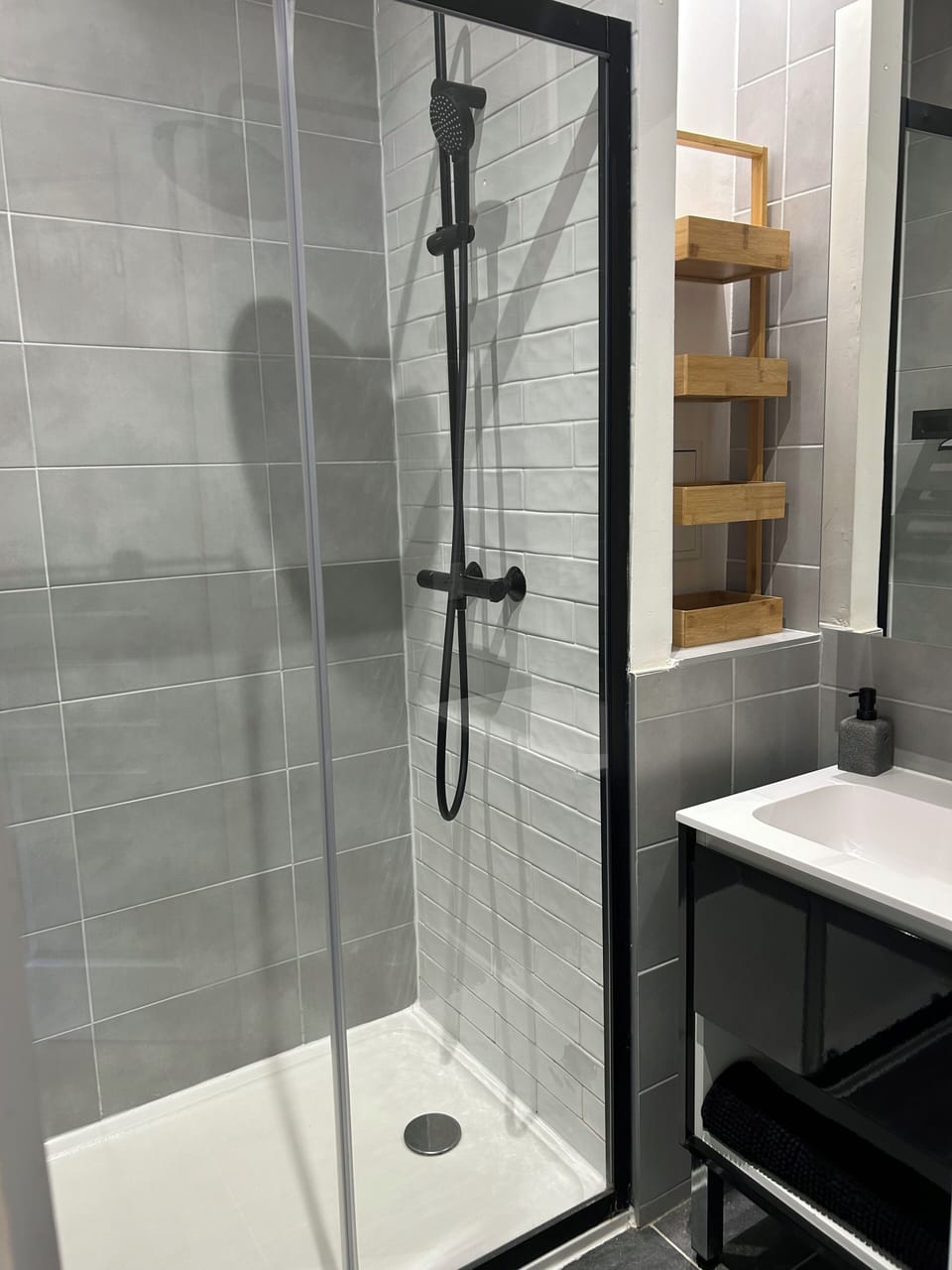 CHAMBRE MARGAUX | Bathroom | Shower, rainfall showerhead, free toiletries, hair dryer
