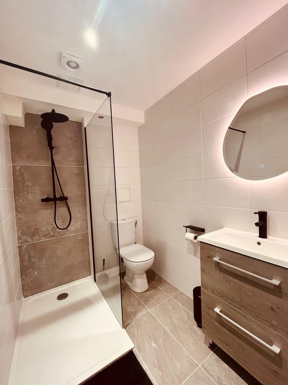 CHAMBRE MUSCADELLE | Bathroom | Shower, rainfall showerhead, free toiletries, hair dryer