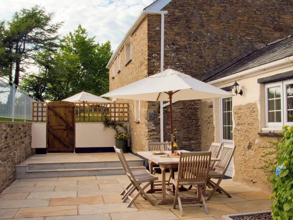 Patio with garden furniture and barbecue | Caro&rsquo;s Cottage - Cartole Cottages, Pelynt, near Looe