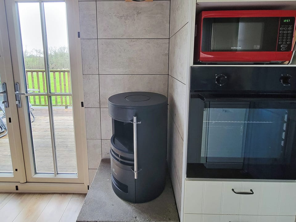 Compact, yet well equipped kitchen area | The Shepherd&rsquo;s Hut at Calvesfield Shaw - Chilsham Farm Nurseries, Herstmonceux, near Hailsham