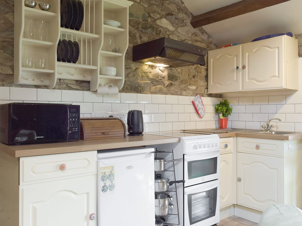 Well-equipped kitchen | Yr Hen Efail, Fishguard