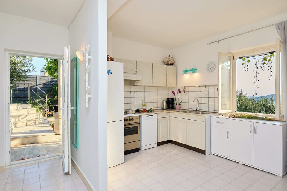 House (2 Bedrooms) | Private kitchen | Fridge, oven, coffee/tea maker, electric kettle