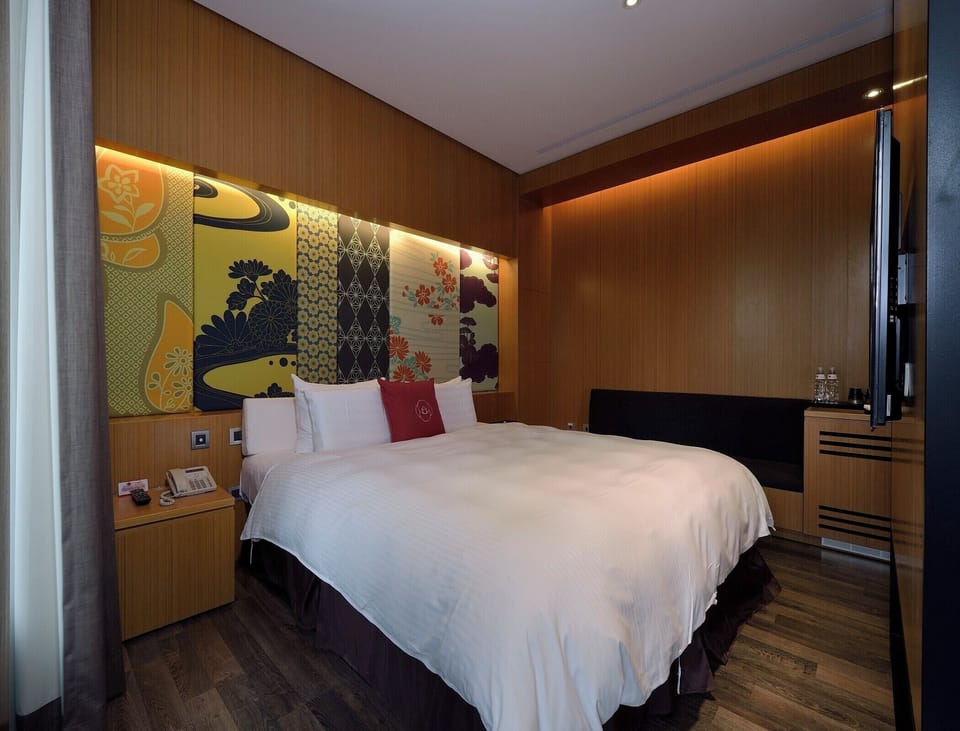 Superior Double Room | Bathroom | Separate tub and shower, hair dryer, slippers, towels