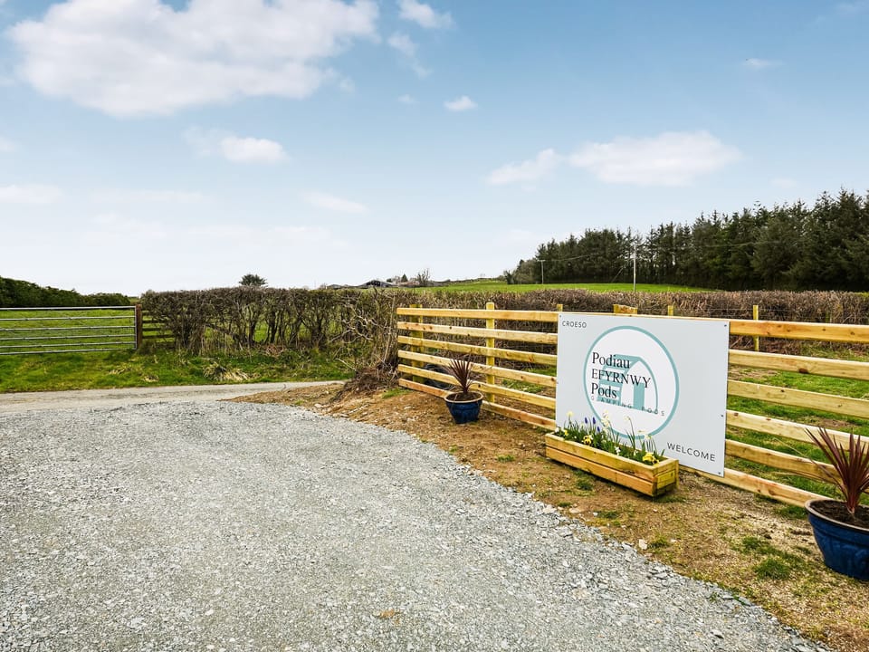 Parking | Celyn Bach - Podiau Efyrnwy Pods, Llanwddyn