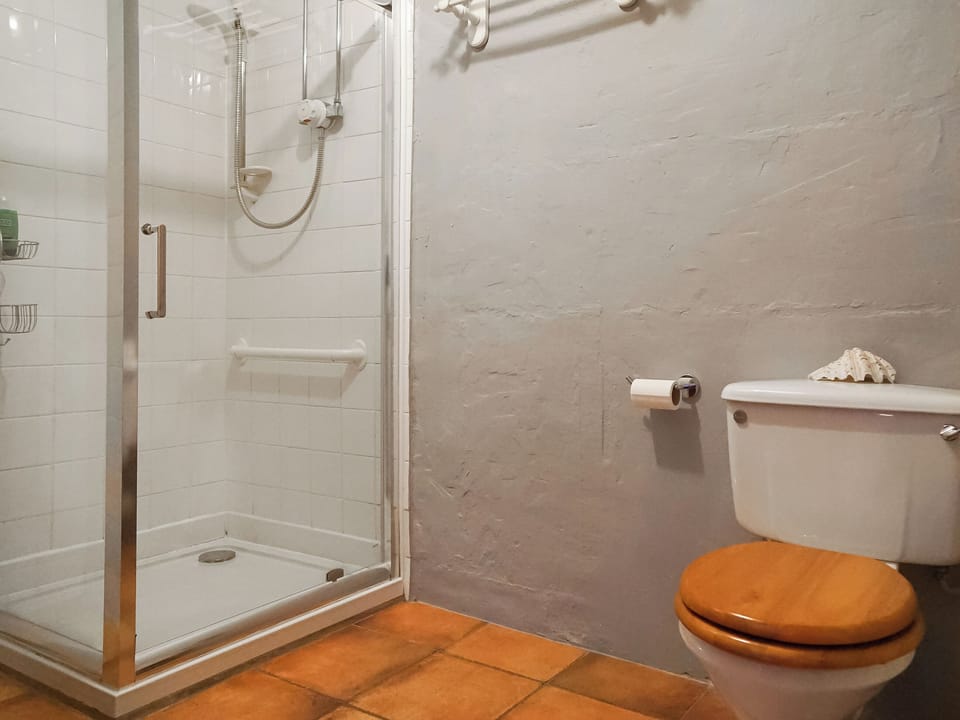 Bathroom | Ty&rsquo;r Ysgol, Pwllheli