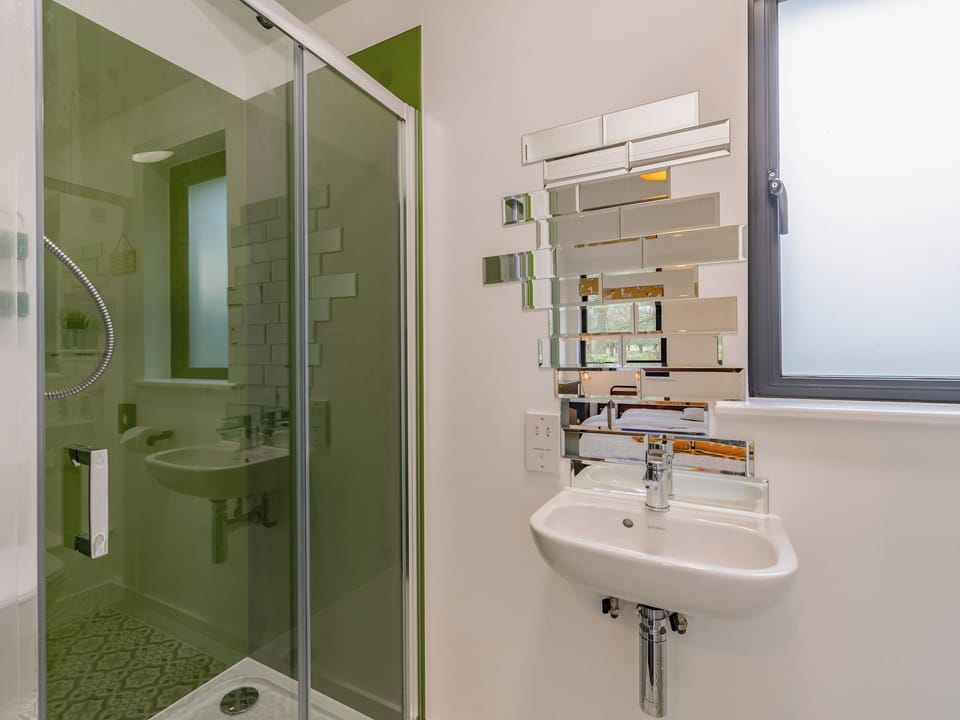 En-suite | Star&rsquo;s Special Sanctuary - Lower Farm Lodges, Chart Sutton, near Maidstone