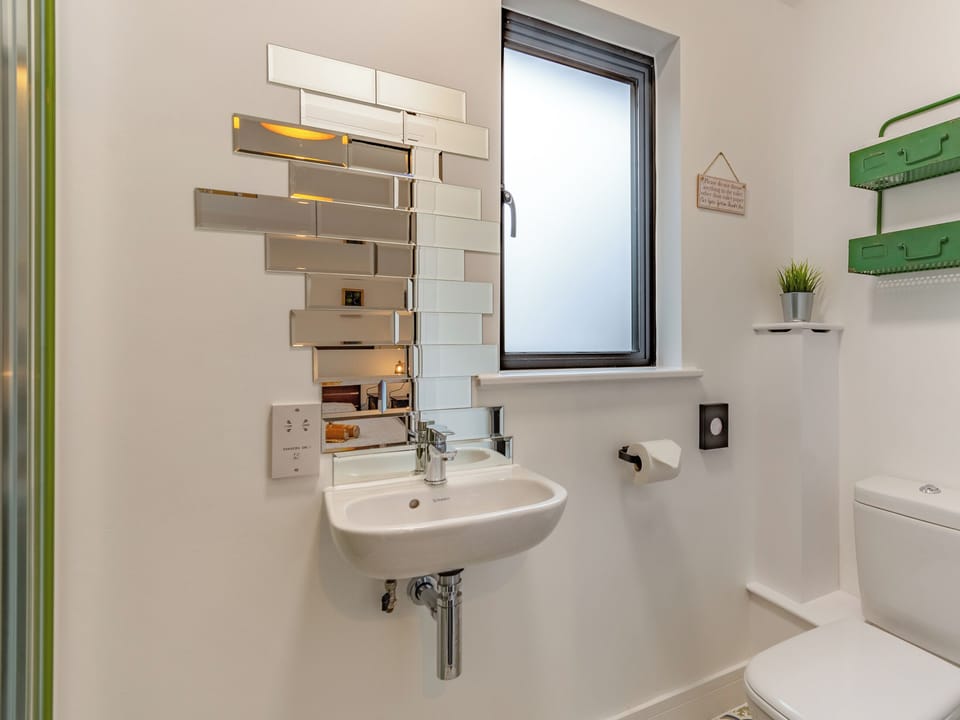 En-suite | Star&rsquo;s Special Sanctuary - Lower Farm Lodges, Chart Sutton, near Maidstone