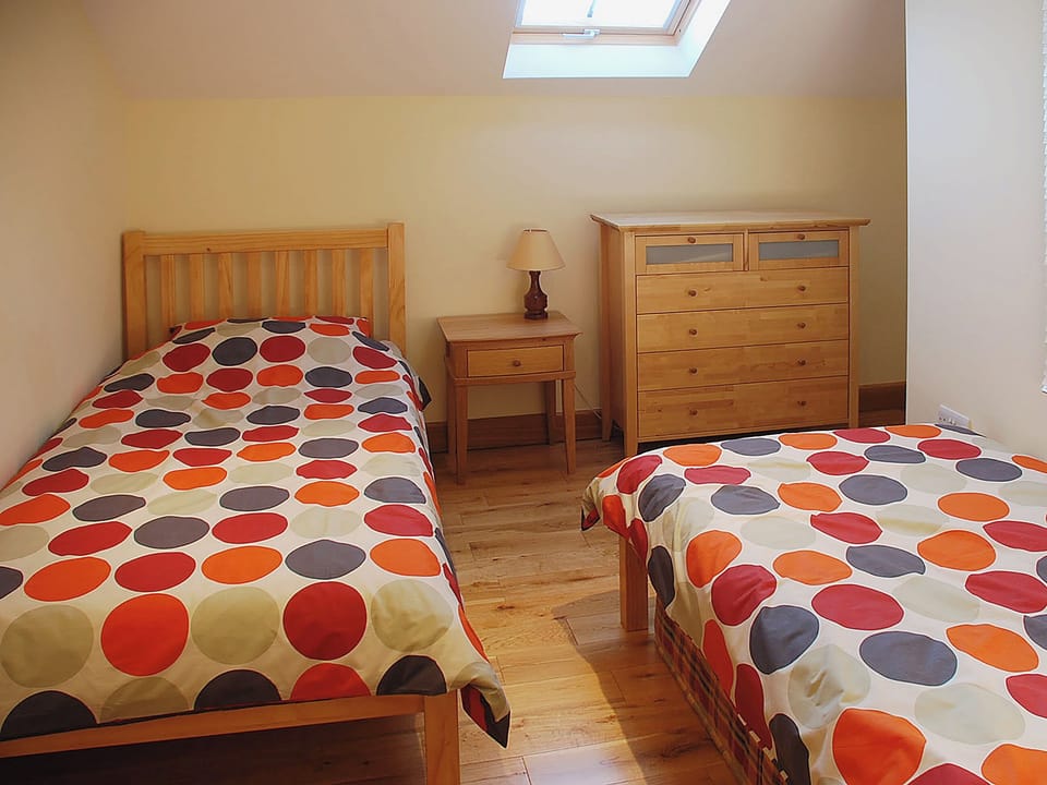 Twin bedroom | Lean Low Holiday Cottage, near Hartington