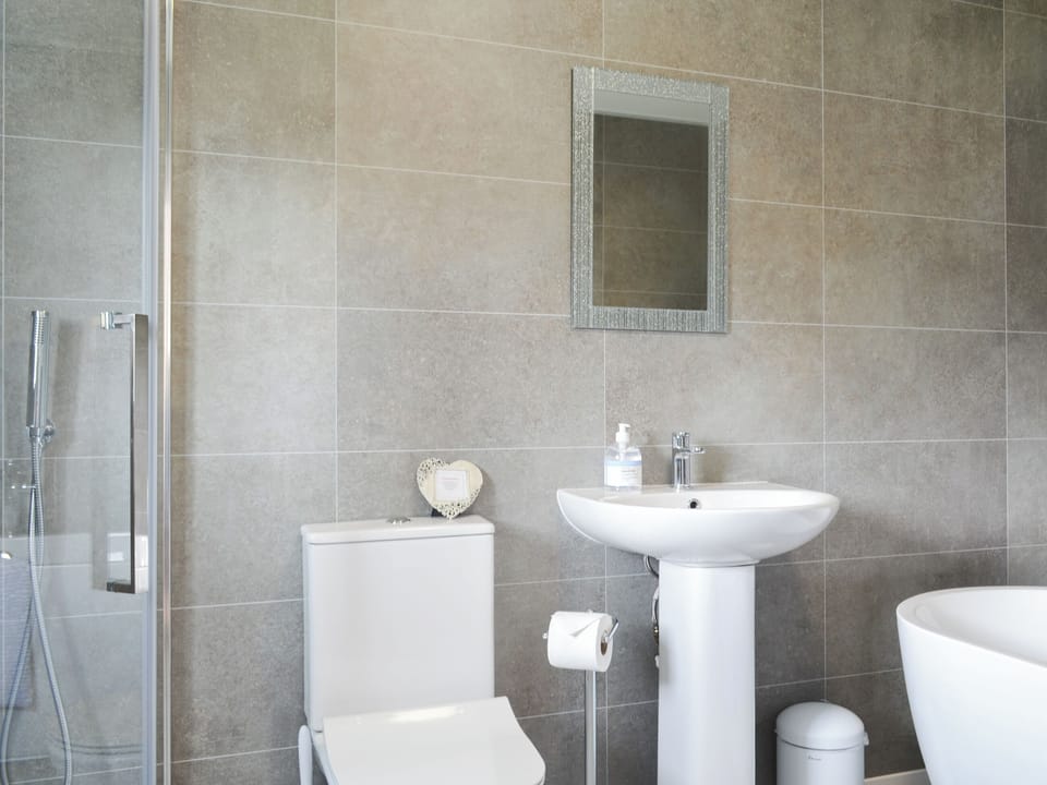 En-suite | Boatman&rsquo;s Cottage at Inverinan Mor, Inverinan