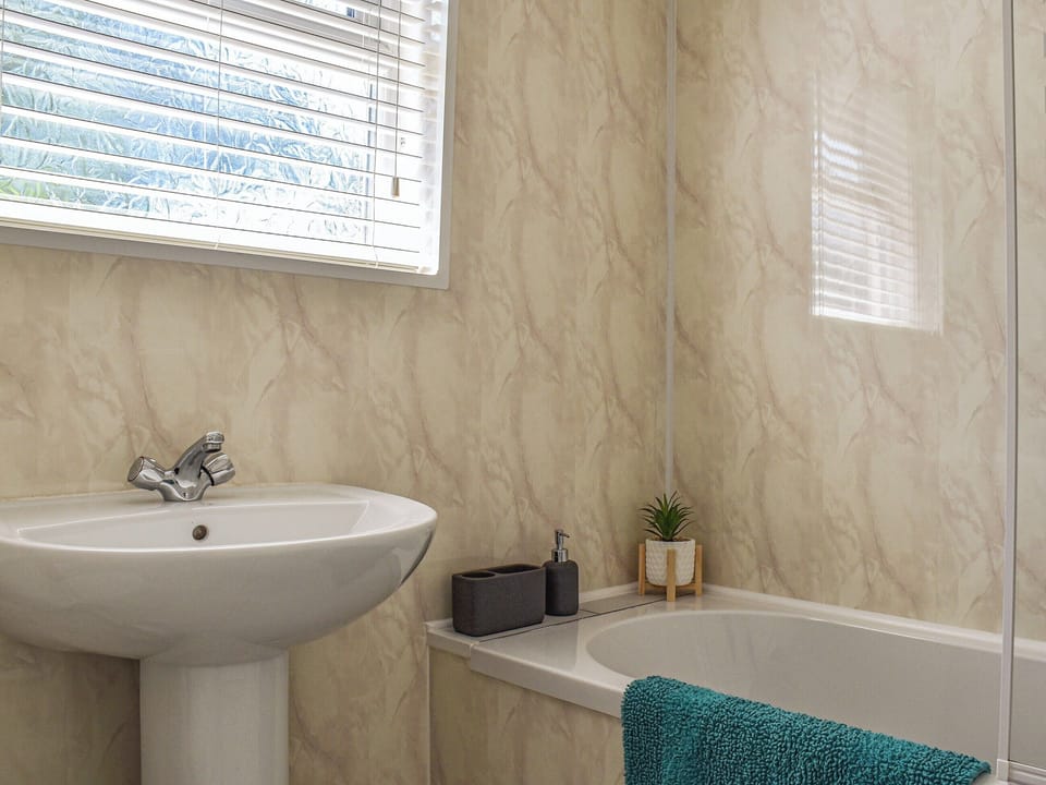 Bathroom | Hengegin - Hengenin Holidays, Llandyfan, Ammanford