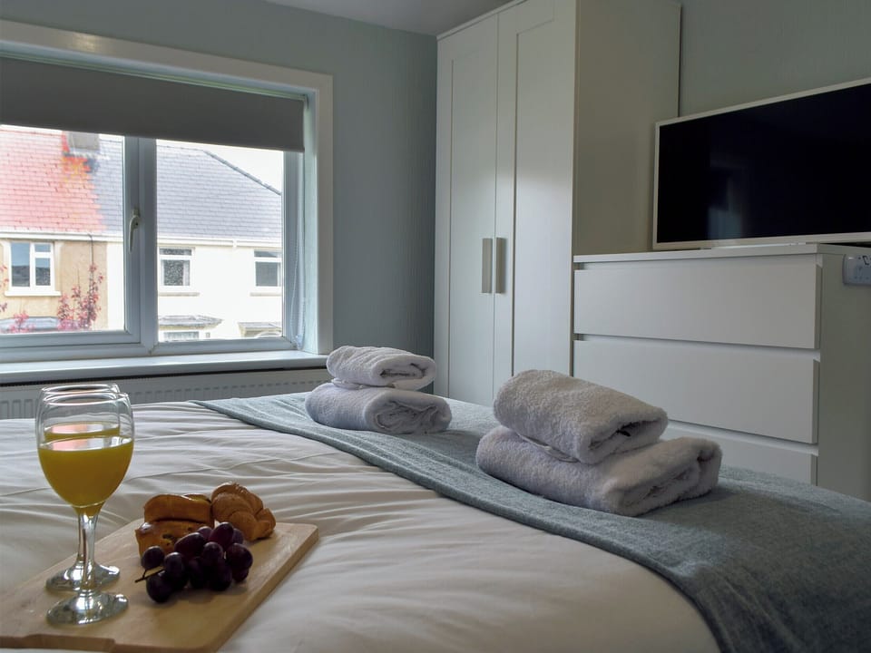 Relaxing bedroom with kingsize bed | Hafan, Tenby