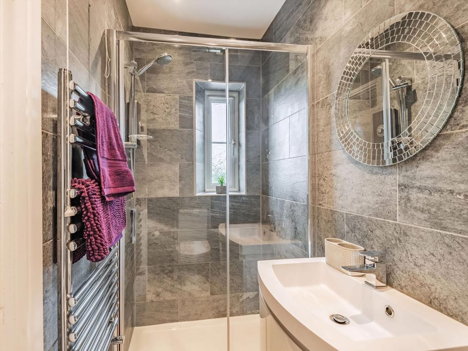 Shower room | Pennant, Llanerfyl, near Welshpool