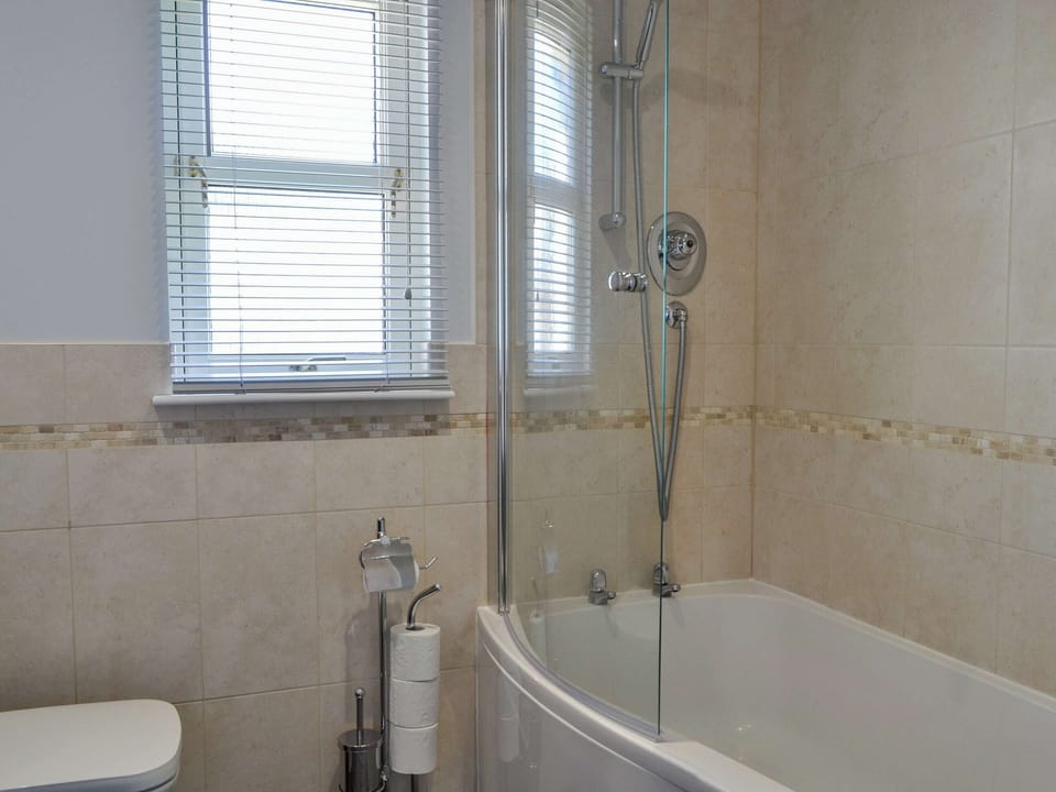 Bathroom | Queen&rsquo;s View Lodge, Banchory